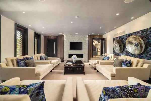 Luxury Contemporary Residence with Leisure Suite and Extensive Garden