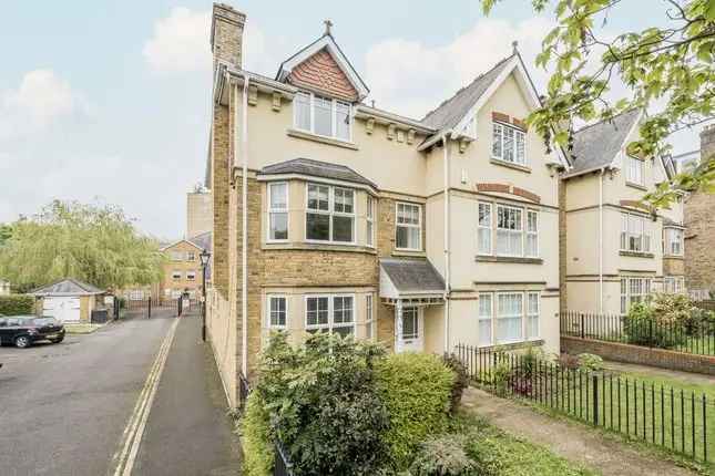 5 Bedroom Semi-Detached House for Rent in Richmond TW10