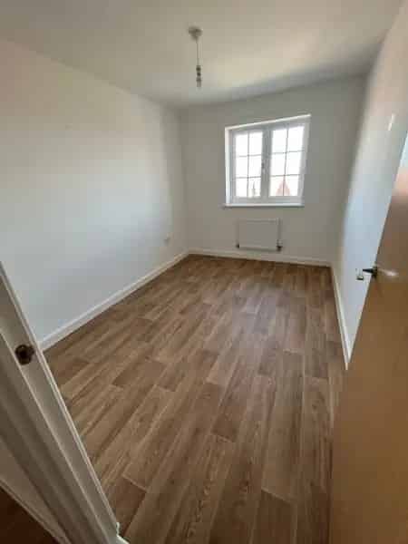 Spacious 2 Bed Flat Near Schools and Town
