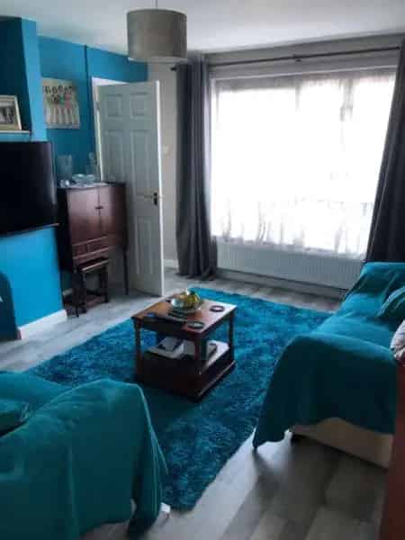 3 Bed House with Garden and Driveway