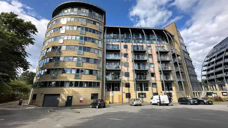 1 Bedroom Apartment Near Canal and River