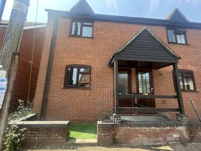 Spacious 2-Bedroom House in Harrold Near Schools
