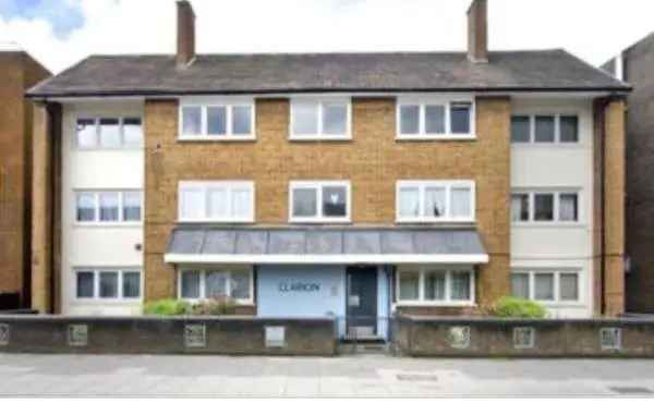 2 Bedroom Flat near Victoria Park  Spacious Living Room