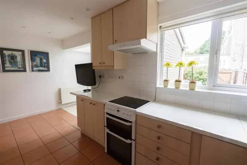 5 Bedroom Terraced House Near QE Hospital