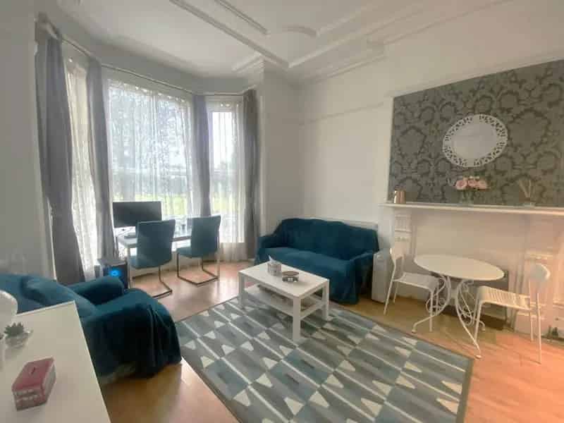 Spacious One Bedroom Apartment Near Southsea Seafront