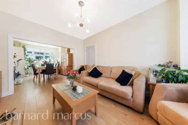 3 Bed House with Garden and Excellent Transport Links