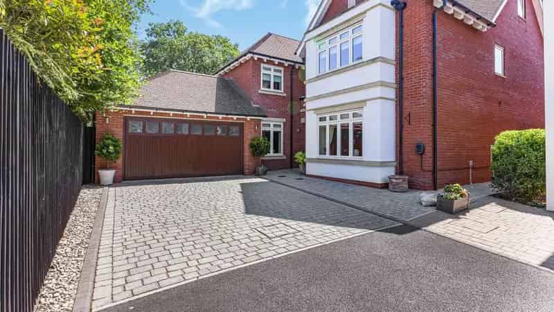 6 Bedroom Detached House for Sale