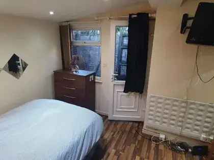 1 Room Studio Flat 43m2 London Furnished Equipped WiFi Bills Included Couples Welcome