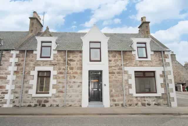 5 Bedroom Semi-Detached House For Sale Near Harbour