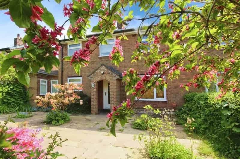 3 Bedroom Semi Detached House Alderley Edge Cheshire