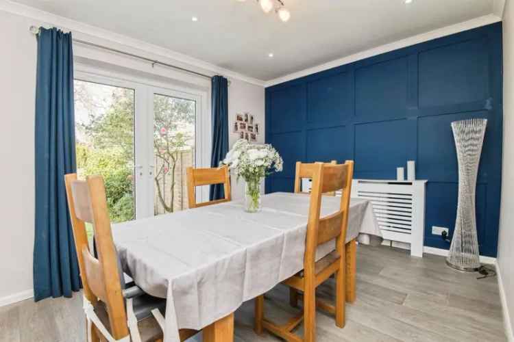 Three Bedroom Family Home with Modern Kitchen and Garden
