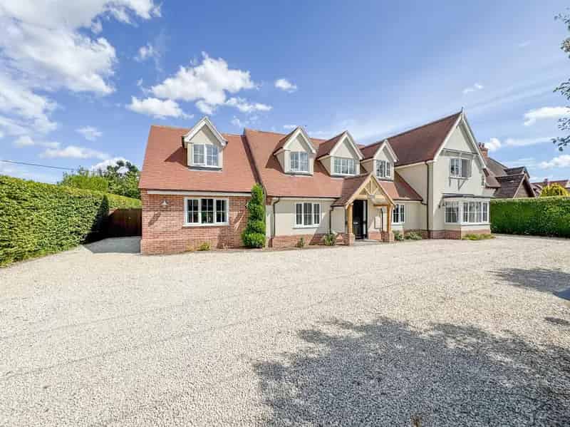 6 Bedroom Detached House for Sale