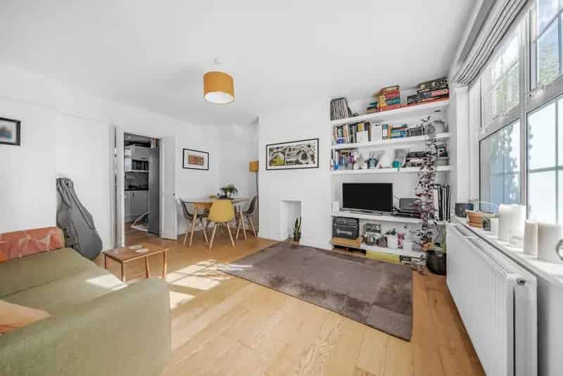 Three Bedroom End Terrace House with Driveway