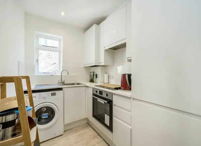 Spacious Studio Flat with Separate Kitchen - Excellent Transport Links