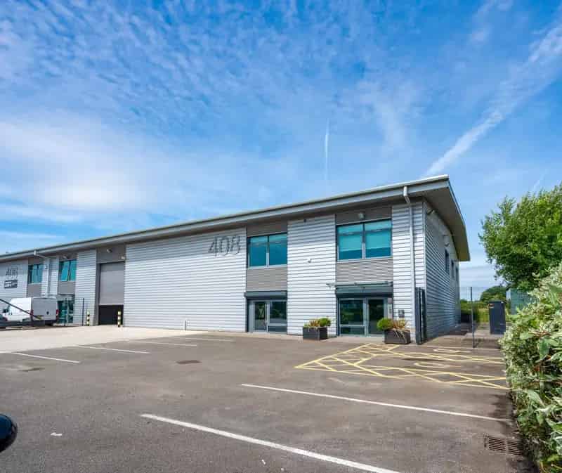Modern Trade Warehouse Unit with Large Secure Yard