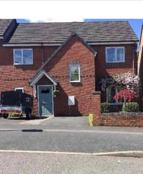 3 Bedroom House with Garden and Separate Dining Room