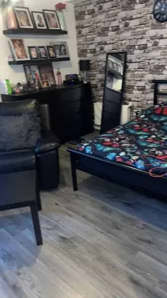 3 Bedroom Apartment Near Transport Links and Amenities