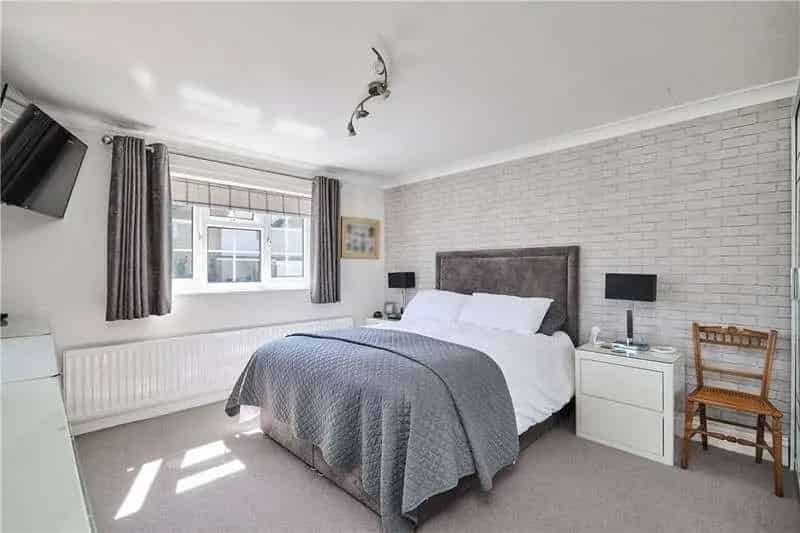 4 Bed House For Sale Family Home with Garden and Potential to Extend