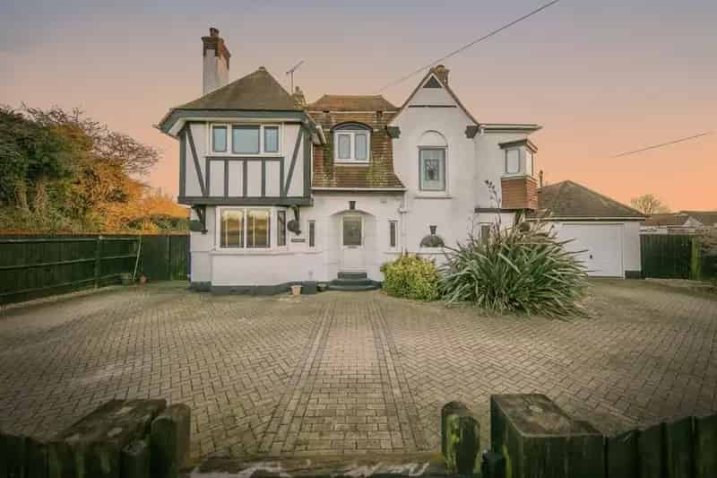 5 Bed 3 Reception House with Garage and Garden