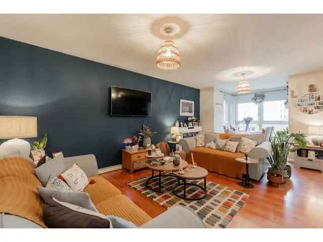 2 Bedroom Flat for Sale - Private Garden Secure Parking