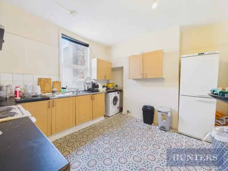 4 Bed Flat & Commercial Unit for Sale in Scarborough