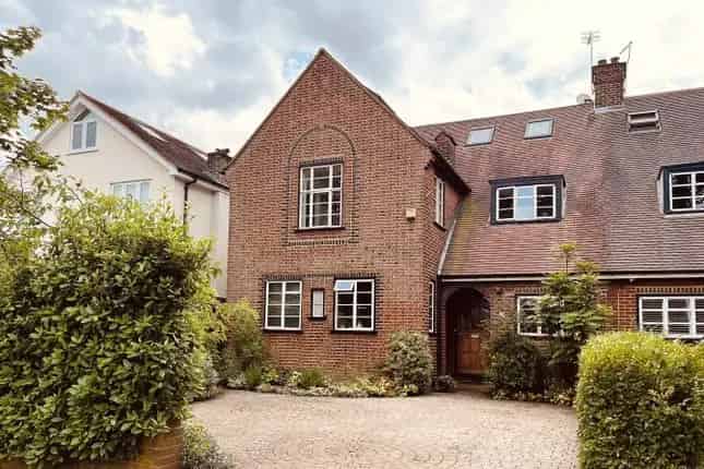 Semi Detached House for Sale in London N2