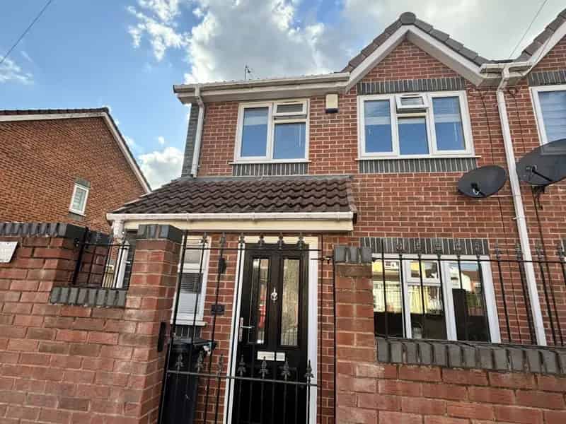 3 Bed Semi-Detached House Nuneaton Modern Kitchen Parking EPC C
