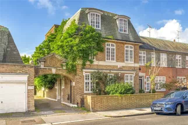 Terraced House for Sale in Chelsea SW3