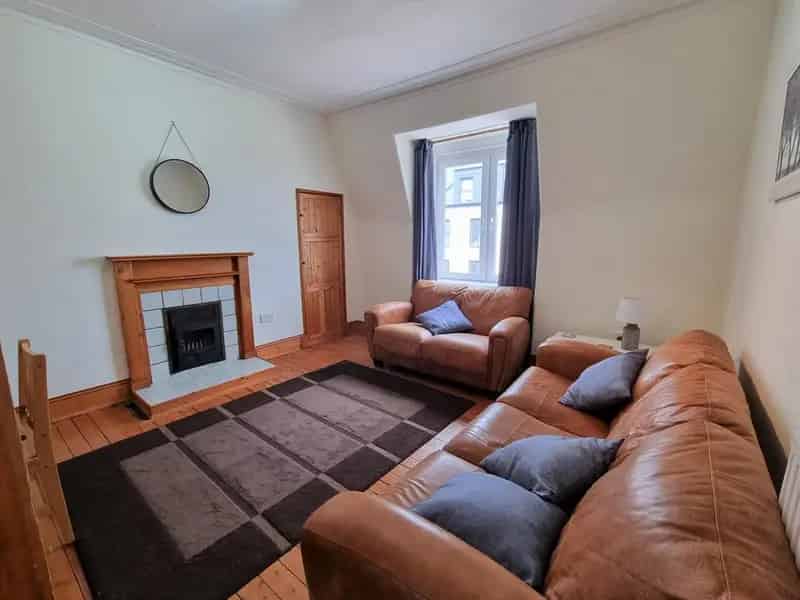 2 Bedroom Flat to Rent Fully Furnished Top Floor