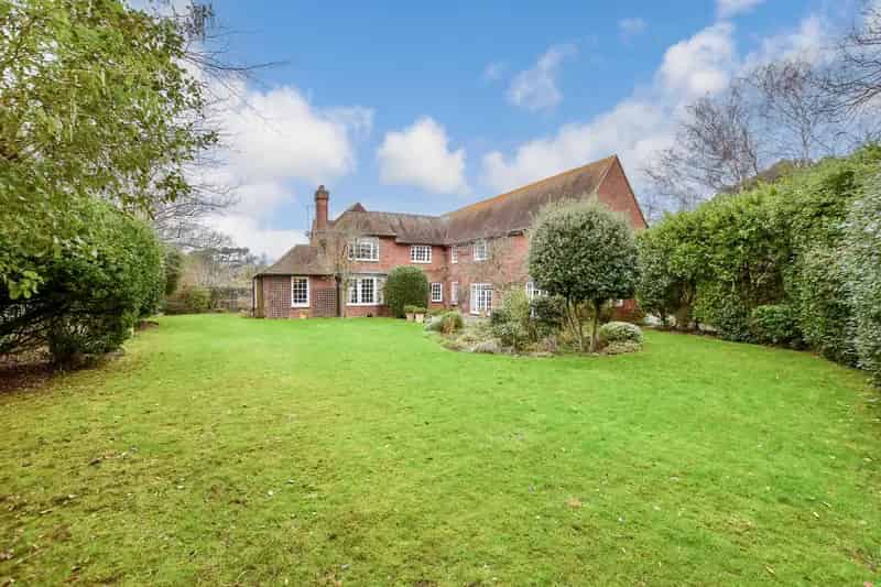 4 Bedroom Detached House with Garden and Double Garage