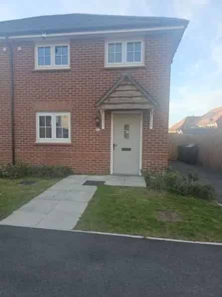 2 Bed House with Large Garden and Driveway