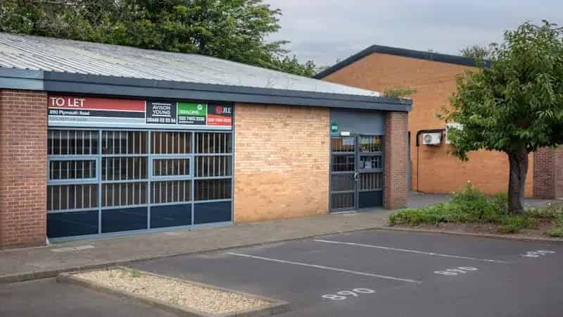 Modern Warehouse Unit 1576 sq ft Slough Trading Estate