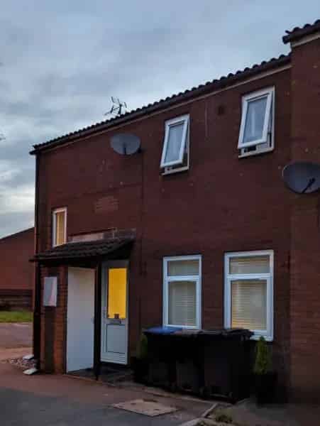 2 Bed Semi Detached House Shared Carpark