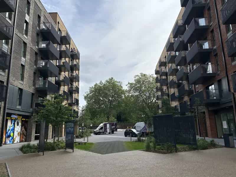 Barking Wharf Square Retail Unit - Modern Design, Excellent Location