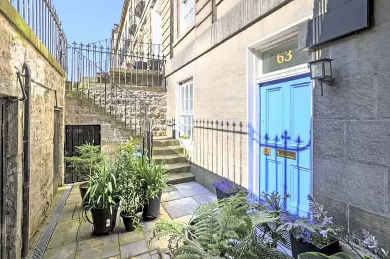3 Bedroom Apartment for Sale in Edinburgh