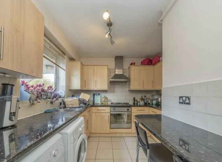 3 Bed Flat Clapham Junction 740 sq ft Chain Free