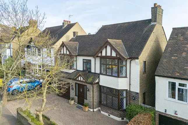 5-Bedroom Detached House for Sale in Chingford