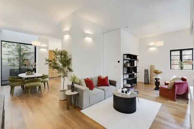 Semi-detached House for Sale in Hampstead London NW3