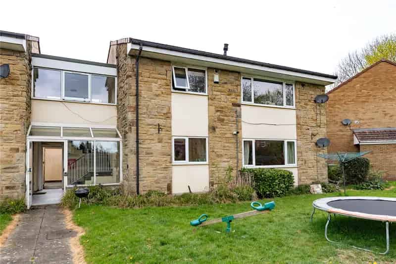 2 Bed Ground Floor Apartment Near Amenities and Transport Links