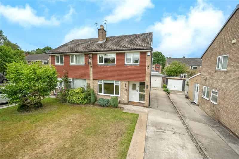 3 Bedroom Semi-Detached Home Modern Family Living Ample Parking