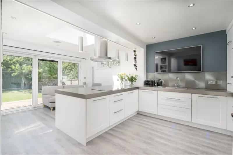 4 Bed House - Detached with 1 Reception Room