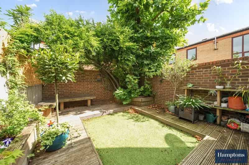 2 Bedroom House for Sale Near River Thames