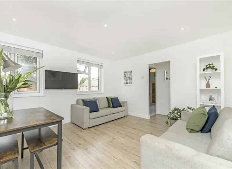 First Floor Apartment near Kew Village Large Garden 583 sq ft
