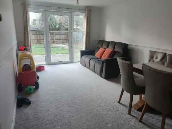 2 Bed Ground Floor Flat Step Free Walk in Shower Large Garden Near Amenities