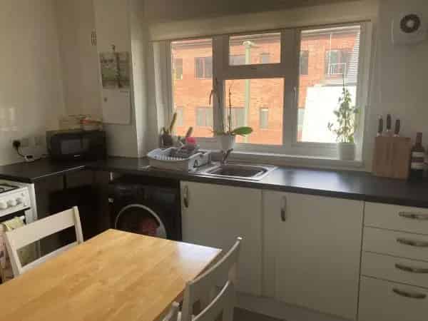 Spacious Reigate Flat Near Train Station Balcony Garage