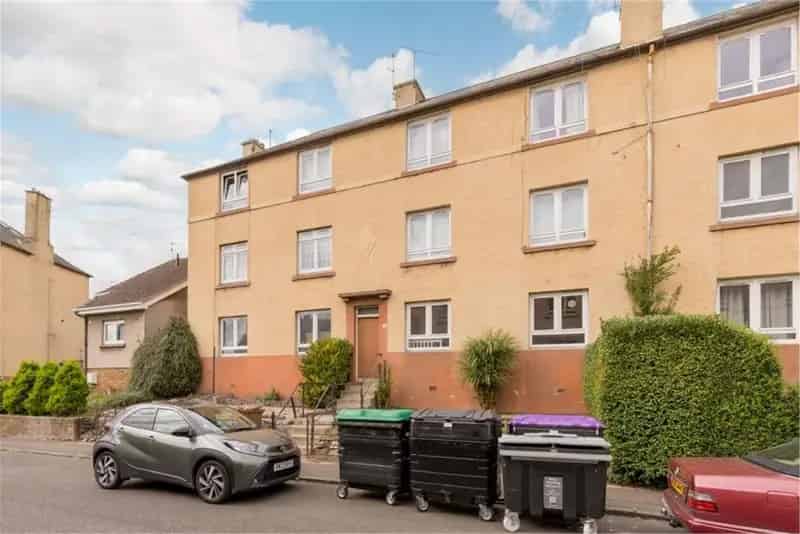2 Bed Flat - Ground Floor with 1 Reception Room