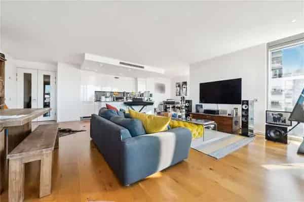 Luxury Riverside Apartment with Two Balconies and Stunning Thames Views