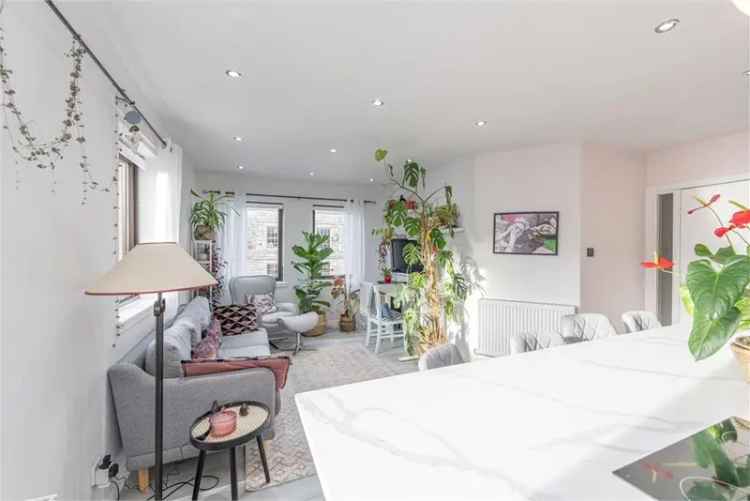 2 Bed Flat - Top Floor with 1 Reception Room