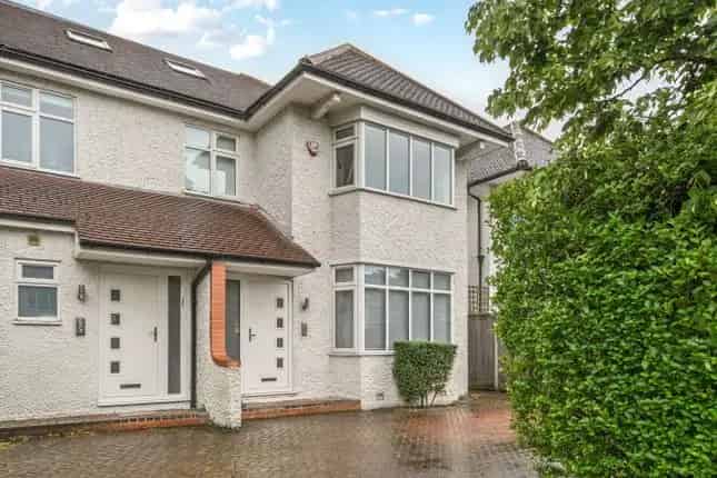 6-Bedroom Semi-Detached House for Sale in Golders Green NW11