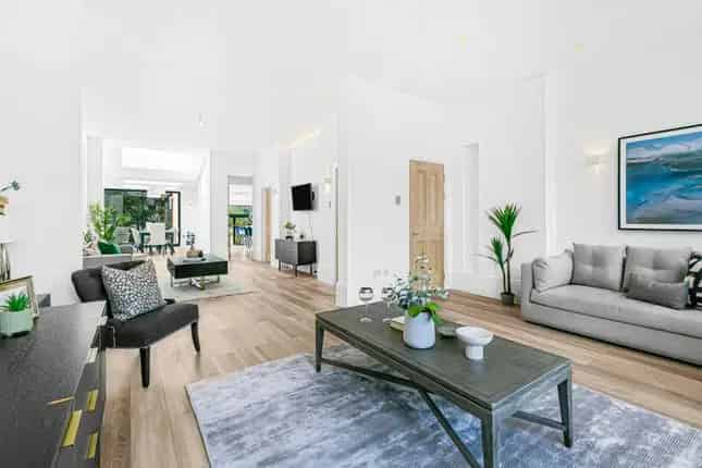 4 Bedroom Semi-Detached House for Sale in London SW2